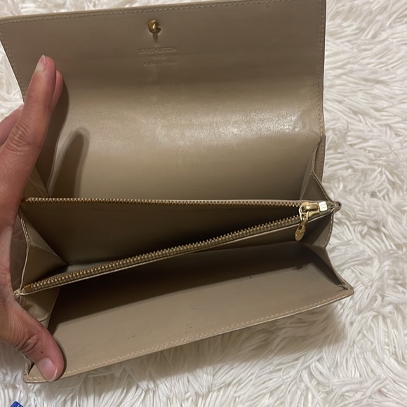 Authentic Louis Vuitton Vernis Sarah Wallet - Picture 9 of 16